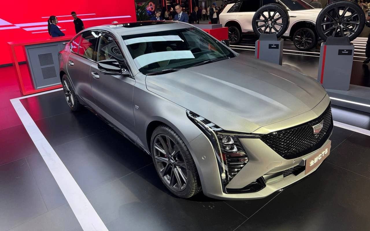 Друзья , Cadillac удивил седаном CT5. Он сам меняет цевет кузова