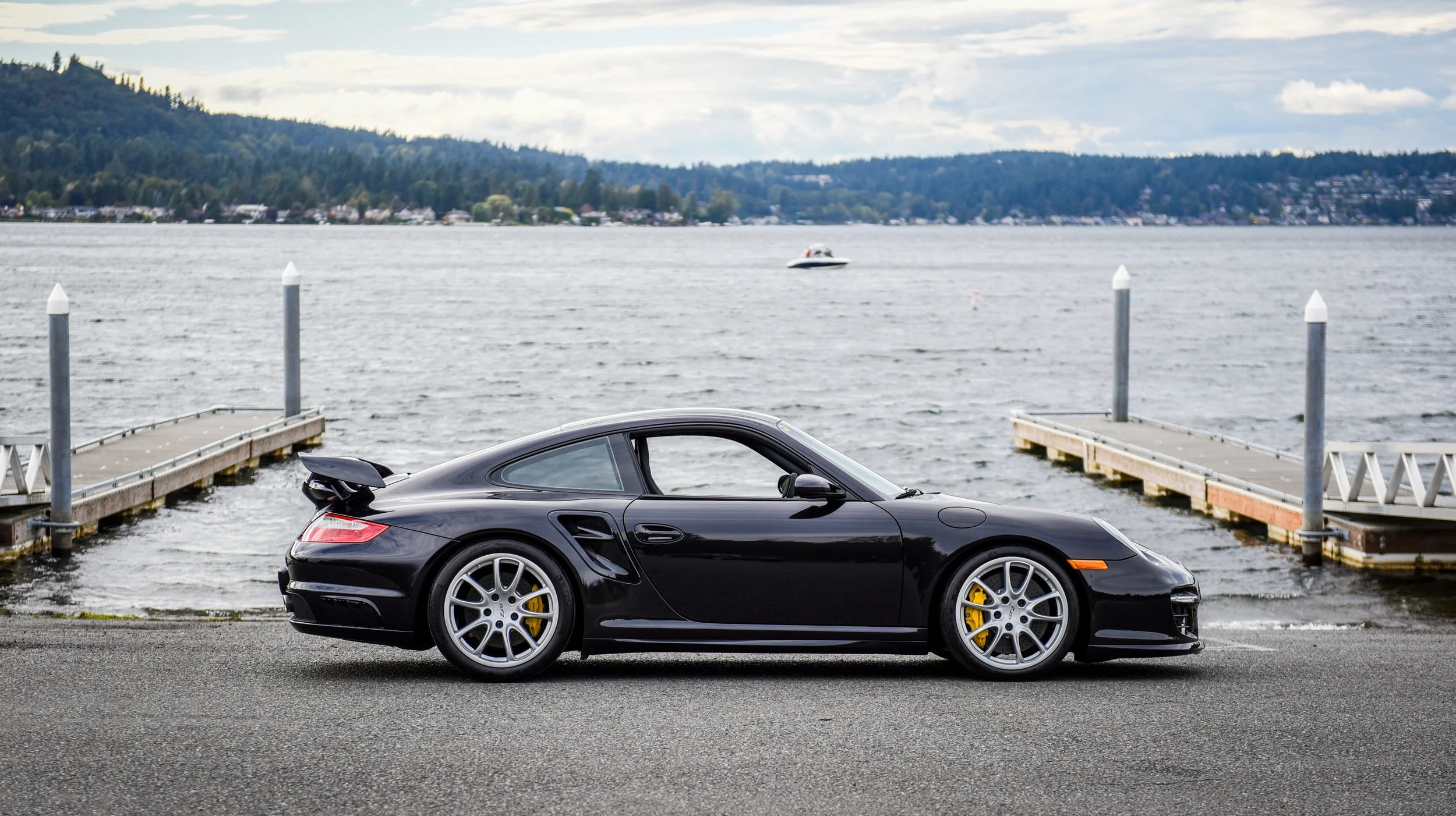 Премиум автомобиль на фоне города